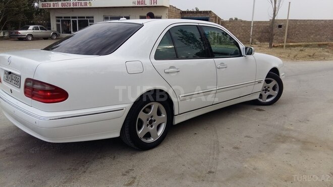 Mercedes E 220 2001, 260,000 km - 2.2 l - Bakı