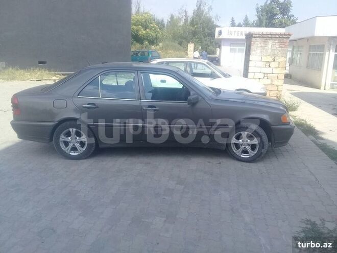 Mercedes C 220 1994, 940,000 km - 2.2 l - Quba