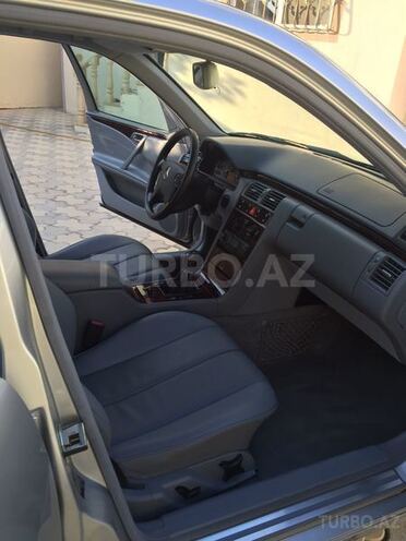 Mercedes E 220 2000, 141,000 km - 2.2 l - Bakı