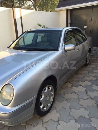 Mercedes E 220 2000, 141,000 km - 2.2 l - Bakı