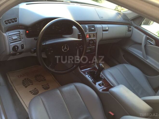 Mercedes E 220 2000, 141,000 km - 2.2 l - Bakı