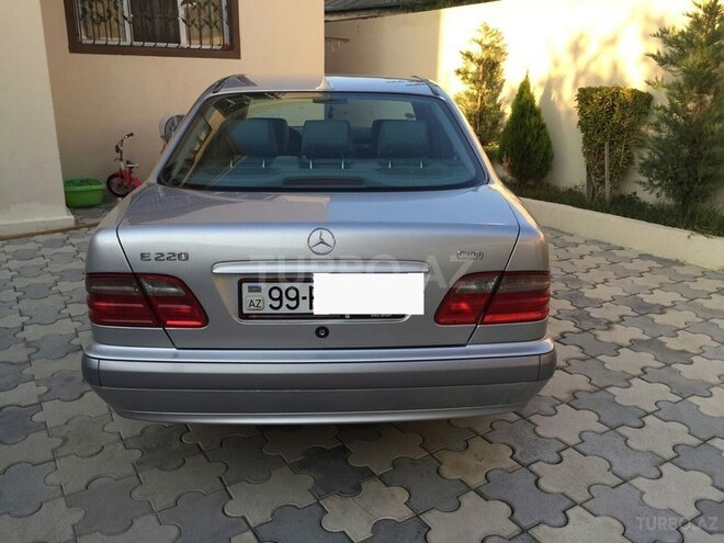 Mercedes E 220 2000, 141,000 km - 2.2 l - Bakı