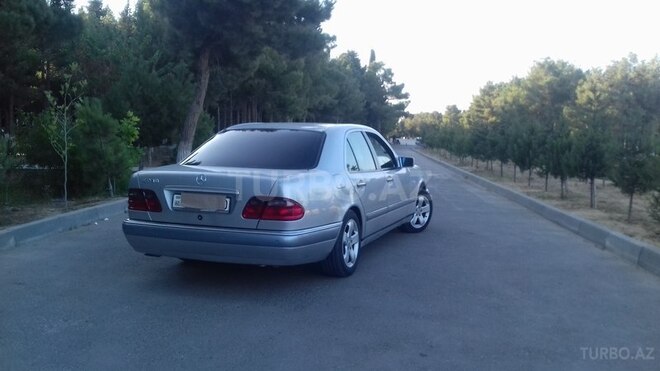 Mercedes E 240 1999, 250,000 km - 2.4 l - Sumqayıt