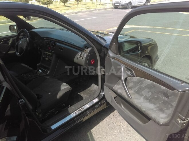 Mercedes E 320 2000, 225,500 km - 3.2 l - Qax