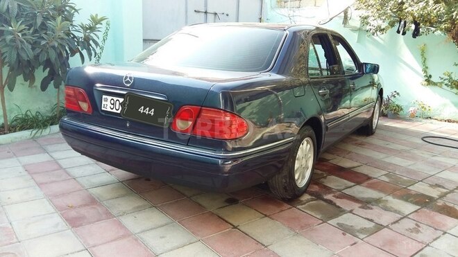 Mercedes E 240 1998, 332,950 km - 2.4 l - Bakı