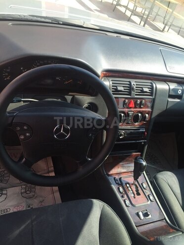 Mercedes E 220 2001, 267,800 km - 2.2 l - Sumqayıt