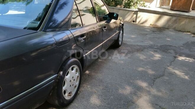Mercedes E 280 1994, 220,000 km - 0.3 l - Bakı