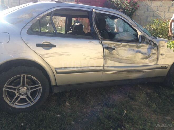 Mercedes E 230 1997, 180,000 km - 2.3 l - Beyləqan