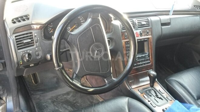 Mercedes E 240 1998, 270,000 km - 2.4 l - Bakı