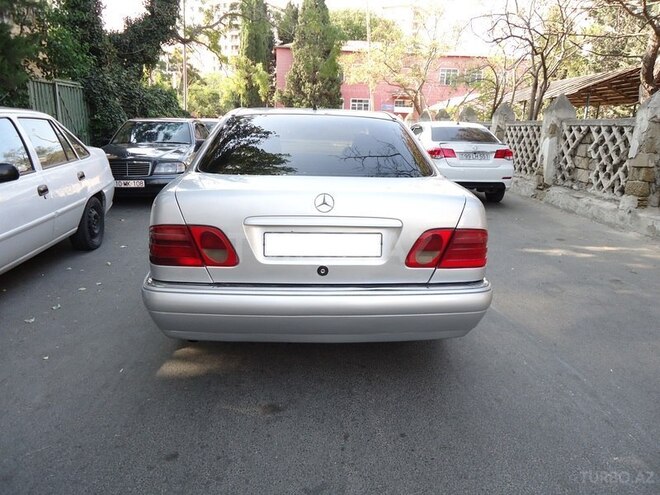 Mercedes E 220 1996, 256,477 km - 2.2 l - Bakı