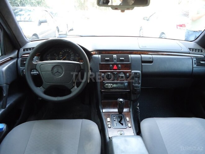 Mercedes E 220 1996, 256,477 km - 2.2 l - Bakı