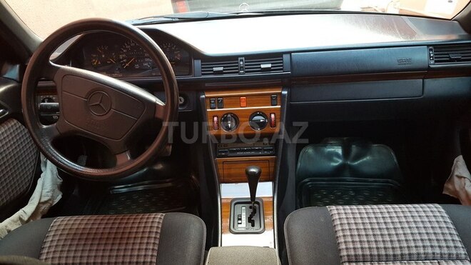 Mercedes E 220 1993, 348,000 km - 2.2 l - Bakı