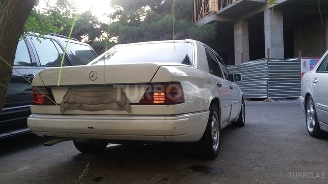 Mercedes E 200 1990, 300,000 km - 2.0 l - Bakı