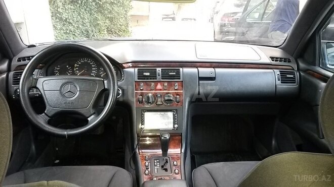 Mercedes E 240 1998, 298,000 km - 2.4 l - Bakı