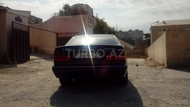 Mercedes E 200 2001, 220,880 km - 2.0 l - Bakı
