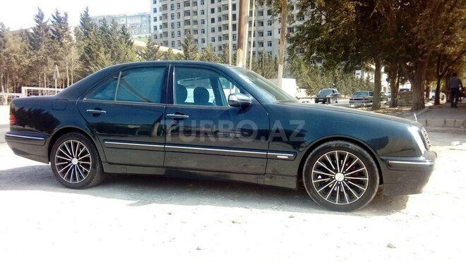 Mercedes E 200 2001, 220,880 km - 2.0 l - Bakı