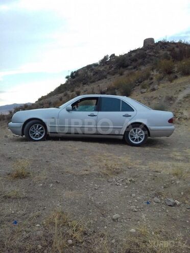 Mercedes E 230 1996, 290,000 km - 2.3 l - Bakı