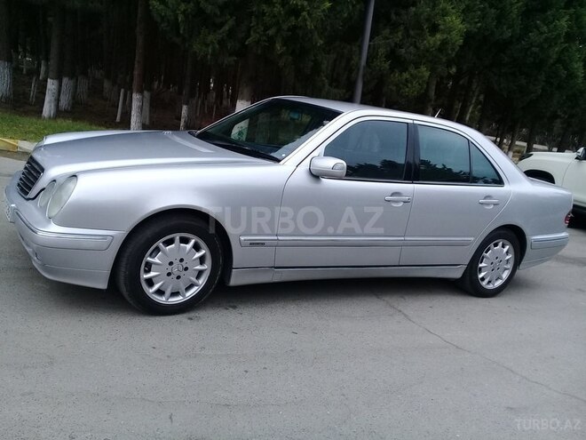 Mercedes E 220 2001, 293,000 km - 2.2 l - Bakı