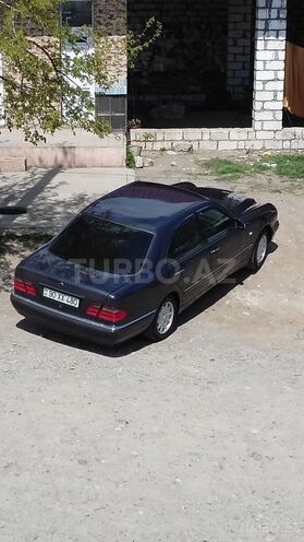 Mercedes E 200 1998, 425,000 km - 2.0 л - Qazax