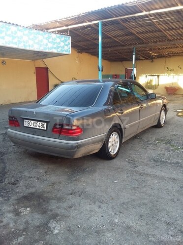 Mercedes E 200 1998, 425,000 km - 2.0 л - Qazax