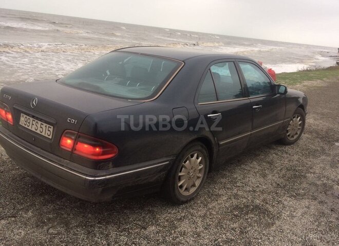 Mercedes E 270 2001, 310,000 km - 2.7 l - Bakı