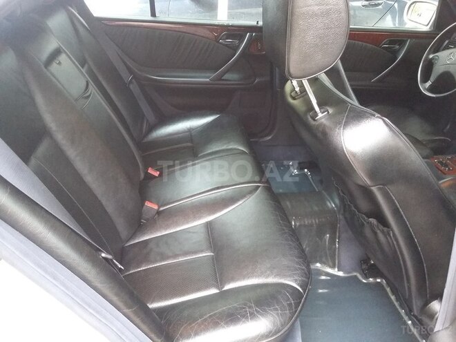 Mercedes E 270 2001, 316,800 km - 2.7 л - Bakı