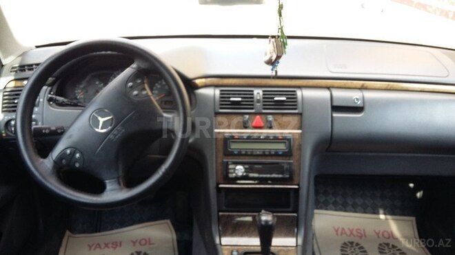 Mercedes E 240 2000, 118,000 km - 2.6 l - Bakı