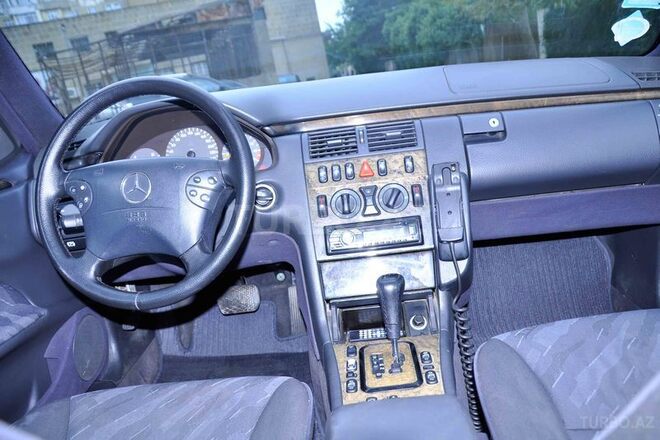 Mercedes E 240 1999, 267,880 km - 2.4 l - Bakı