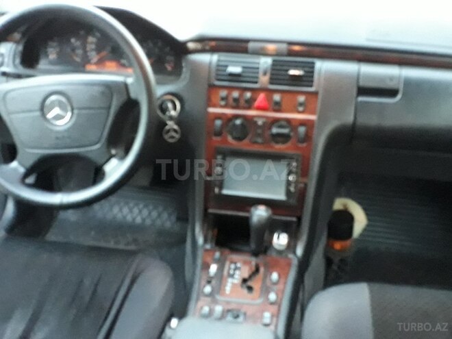Mercedes E 240 1999, 268,500 km - 2.4 l - Bakı