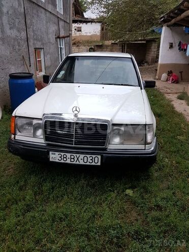 Mercedes E 200 1988, 370,000 km - 2.0 l - Qusar