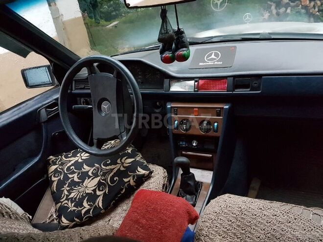 Mercedes E 200 1988, 370,000 km - 2.0 l - Qusar