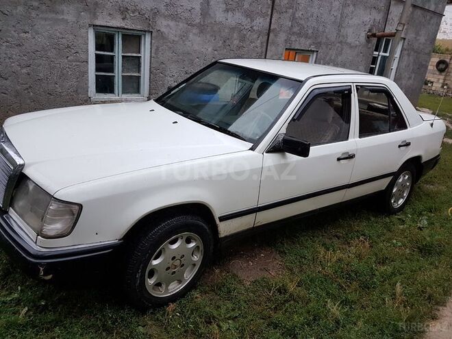 Mercedes E 200 1988, 370,000 km - 2.0 l - Qusar