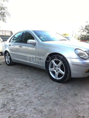 Mercedes C 240 2000, 247,000 km - 0.2 l - Saatlı
