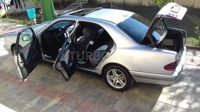 Mercedes E 220 1998, 330,300 km - 2.2 л - Bakı
