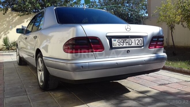 Mercedes E 220 1998, 330,300 km - 2.2 л - Bakı