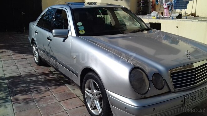 Mercedes E 220 1998, 330,300 km - 2.2 л - Bakı