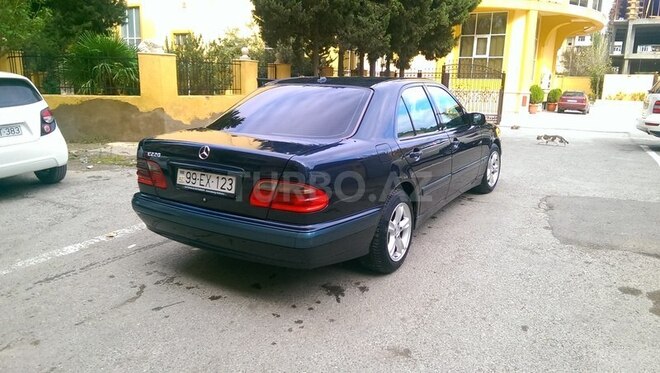 Mercedes E 220 2001, 247,000 km - 2.2 l - Bakı