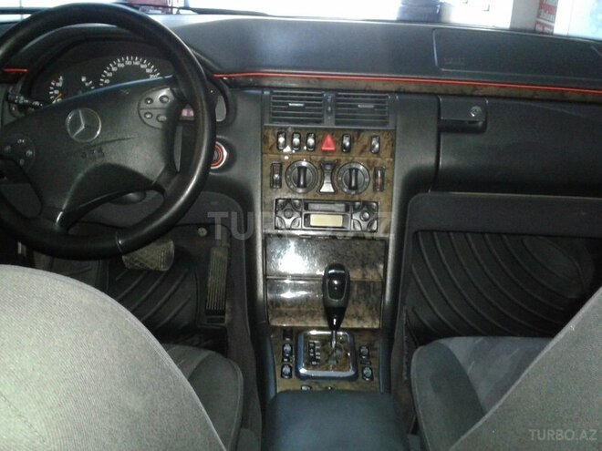 Mercedes E 220 2001, 255,000 km - 2.2 l - Bakı