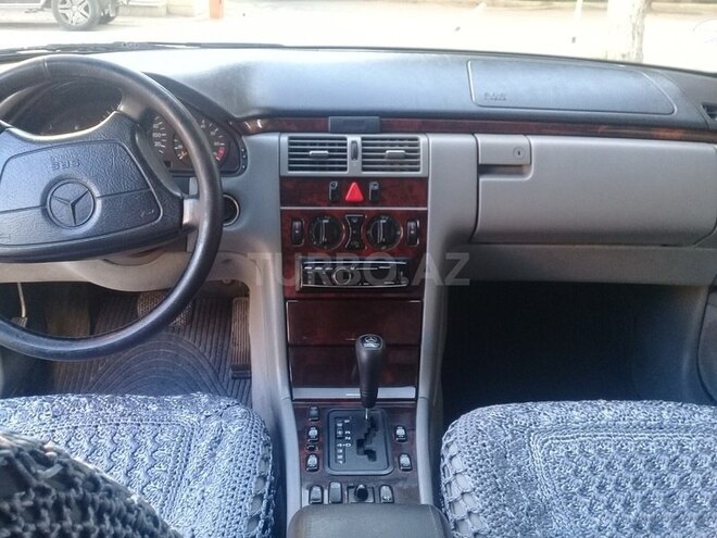Mercedes E 240 1999, 249,000 km - 2.4 l - Bakı