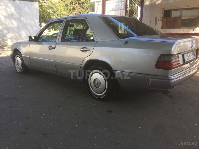 Mercedes E 220 1993, 287,000 km - 2.2 l - Bakı