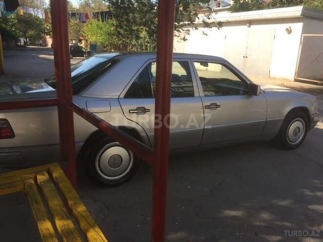 Mercedes E 220 1993, 287,000 km - 2.2 l - Bakı
