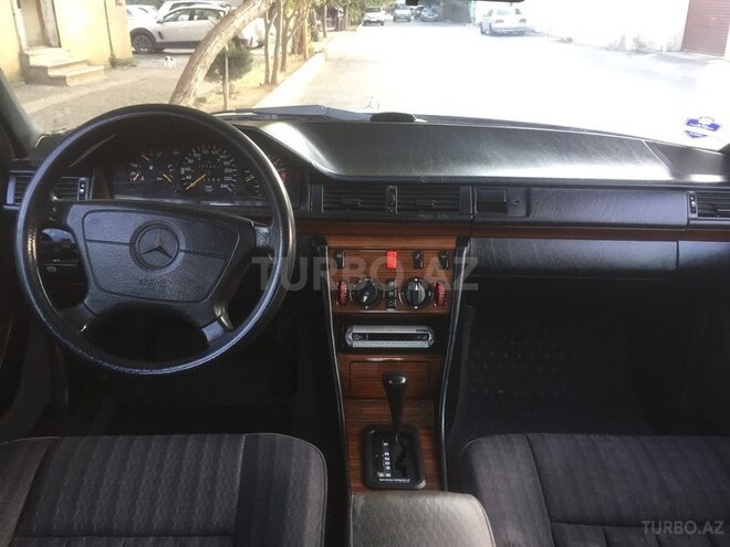 Mercedes E 220 1993, 287,000 km - 2.2 l - Bakı