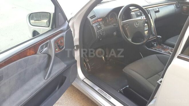 Mercedes E 240 2001, 178,000 km - 2.4 l - Bakı