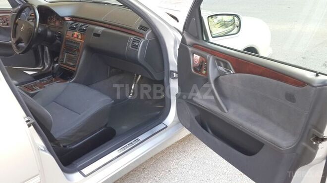 Mercedes E 240 2001, 178,000 km - 2.4 l - Bakı