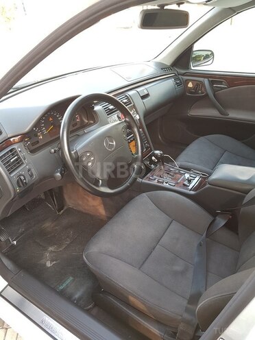 Mercedes E 240 2000, 190,077 km - 2.6 l - Bakı