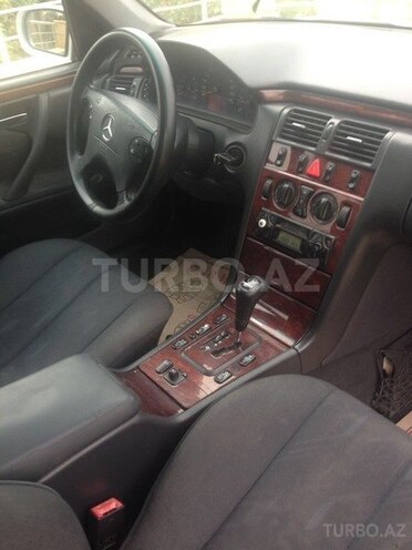 Mercedes E 220 1999, 265,898 km - 2.2 l - Bakı
