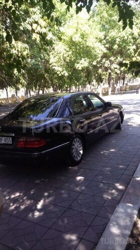 Mercedes E 200 1997, 320,000 km - 2.0 l - Ucar