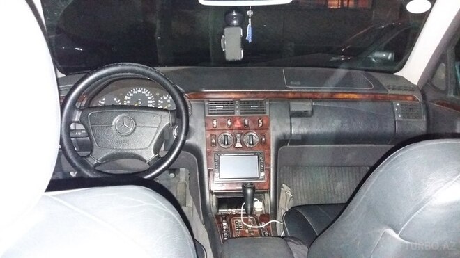 Mercedes E 240 1999, 278,069 km - 2.4 l - Bakı