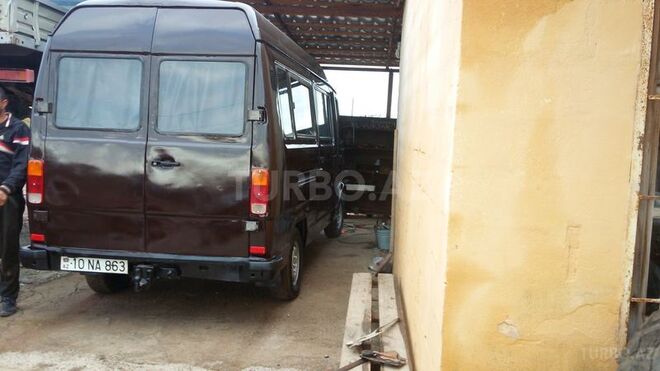 Mercedes 208 D 1990, 220,000 km - 2.2 l - Salyan