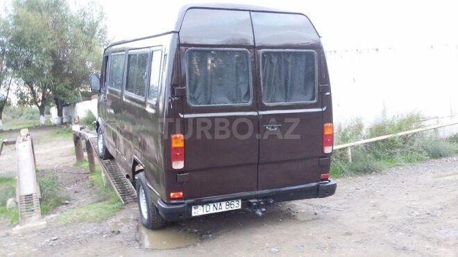 Mercedes 208 D 1990, 220,000 km - 2.2 l - Salyan